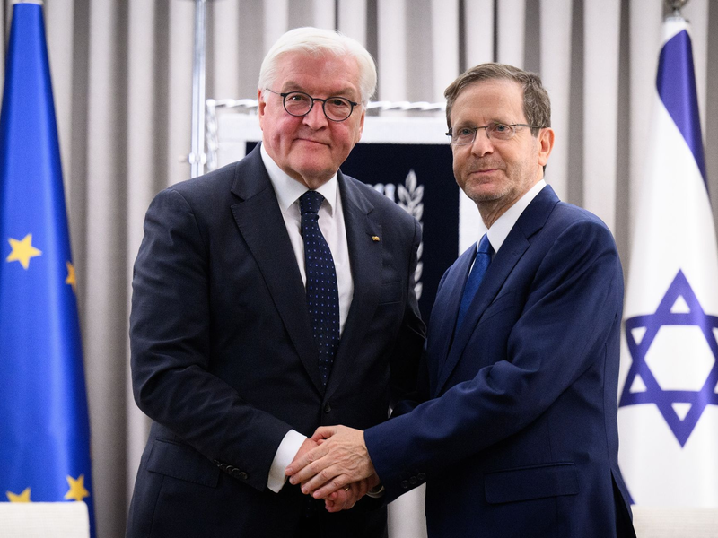 Bundespräsident Frank-Walter Steinmeier (l.) und seine Frau Elke Büdenbender besuchen zusammen mit  Israels Staatspräsident Izchak Herzog den Kibbuz Beeri im Grenzgebiet zum Gazastreifen im Süden Israels. - Foto: Bernd von Jutrczenka/dpa