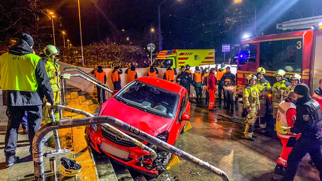 FW Dresden: PKW fährt auf Eingangstreppe zum Rudolf-Harbig-Stadion - drei Verletzte - Bild: presseportal.de