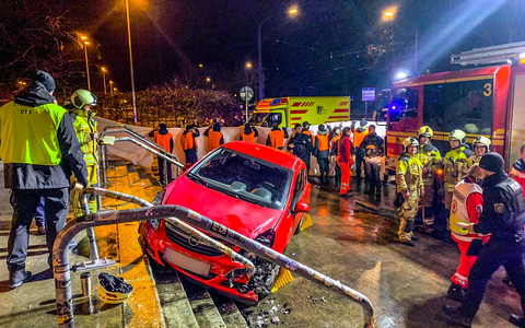FW Dresden: PKW fährt auf Eingangstreppe zum Rudolf-Harbig-Stadion - drei Verletzte - Foto: presseportal.de