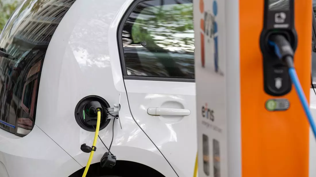Derzeit sind in Deutschland gut eine Million reine Elektro-Autos zugelassen. - Bild: Hendrik Schmidt/dpa