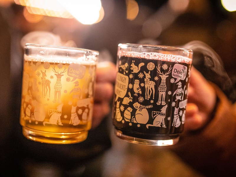 In zahlreichen deutschen Städten eröffnen heute die Weihnachtsmärkte. - Foto: Christoph Schmidt/dpa