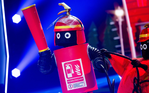 Model Eva Padberg sang im Feuerlöscher-Kostüm «I Love It» von Icona Pop. - Foto: Rolf Vennenbernd/dpa