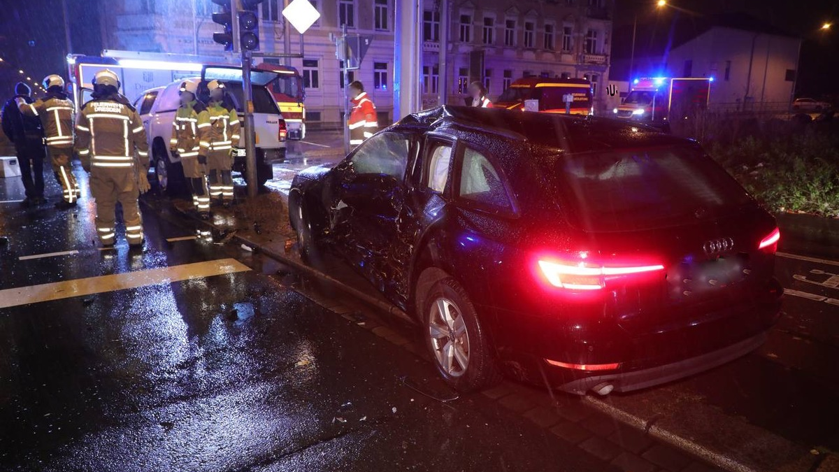FW Dresden: Schwerer Verkehrsunfall mit mehreren Verletzten - Foto: presseportal.de