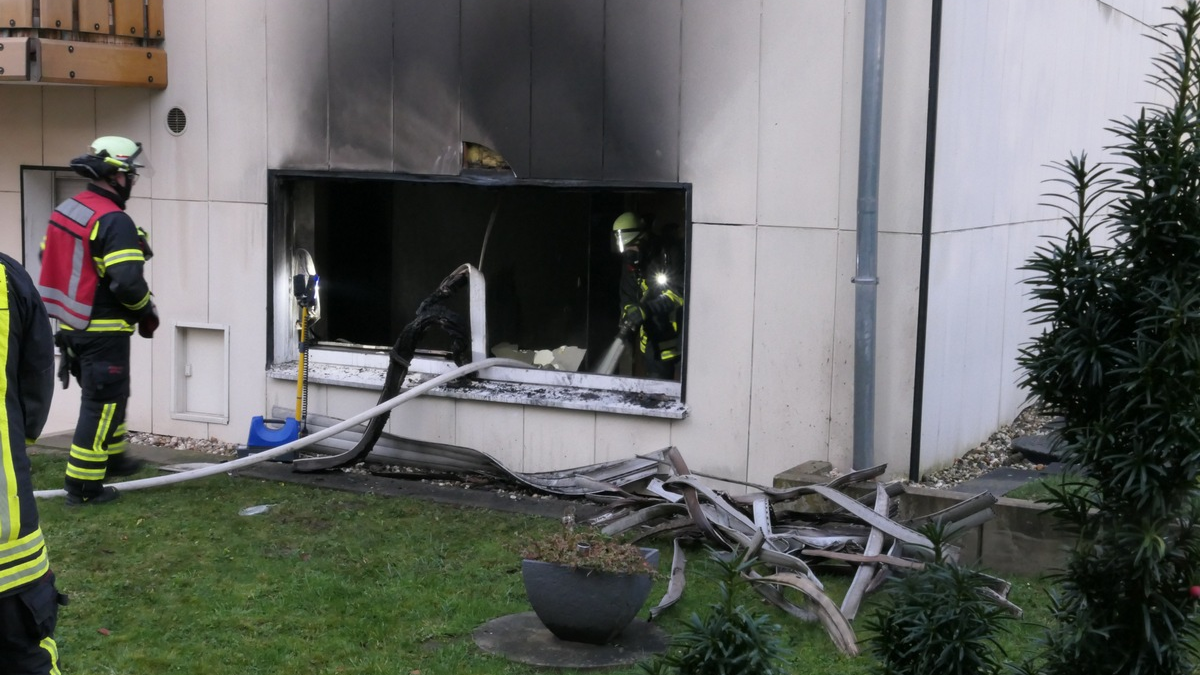 FW-DO: Vollbrand einer Wohnung im Souterrain // Zwei Personen wurden mit Verdacht auf Rauchgasvergiftung ins Krankenhaus gebracht. - Foto: presseportal.de