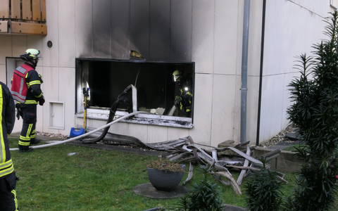 FW-DO: Vollbrand einer Wohnung im Souterrain // Zwei Personen wurden mit Verdacht auf Rauchgasvergiftung ins Krankenhaus gebracht. - Foto: presseportal.de