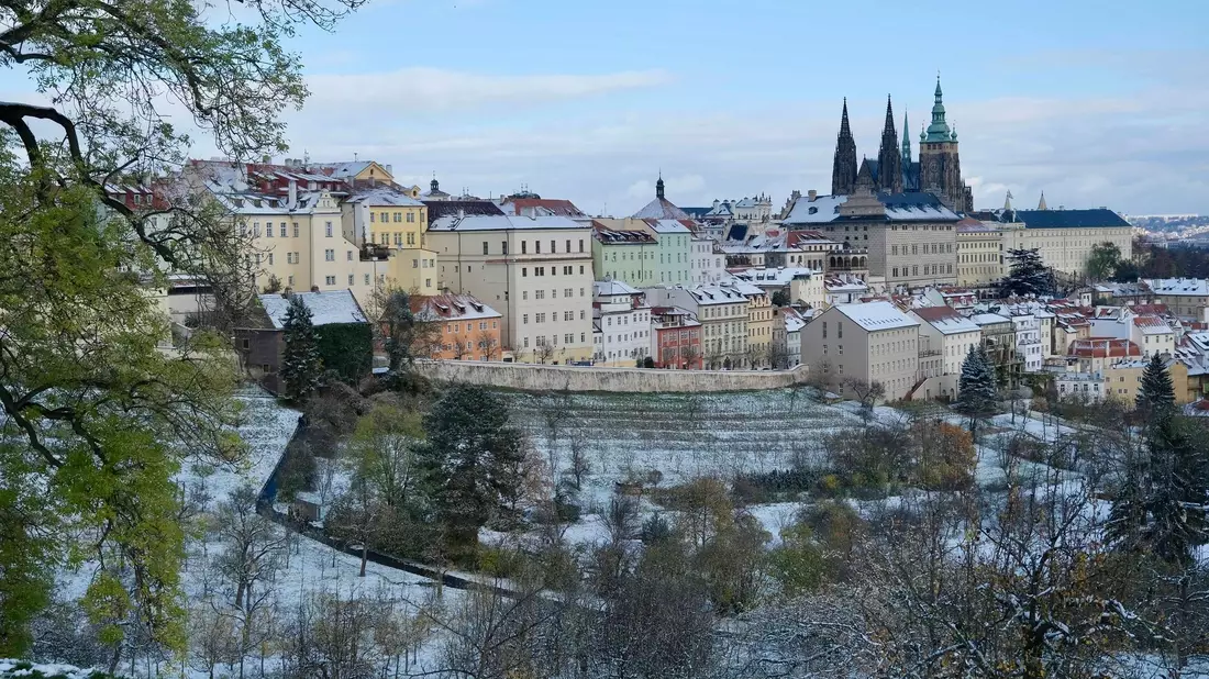 Blick auf Prag: In der Haupstadt werden Tausende Menschen zu einer Kundgebung erwartet. - Bild: Deng Yaomin/XinHua/dpa