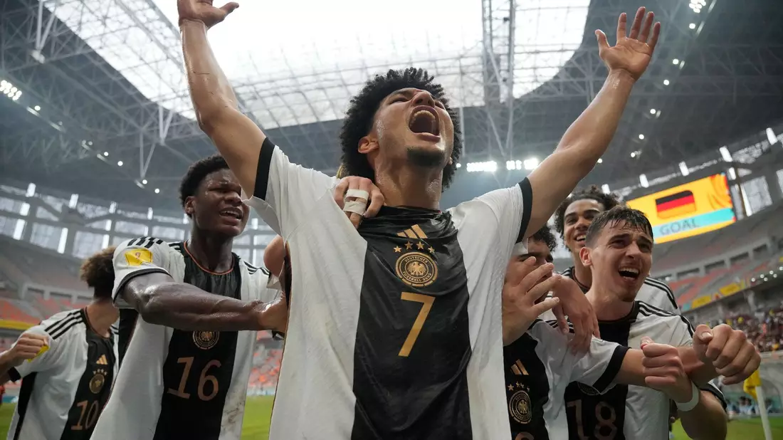 Paris Brunner (M) trifft mit dem deutschen U17-Team im WM-Halbfinale auf Argentinien. - Bild: Achmad Ibrahim/AP/dpa