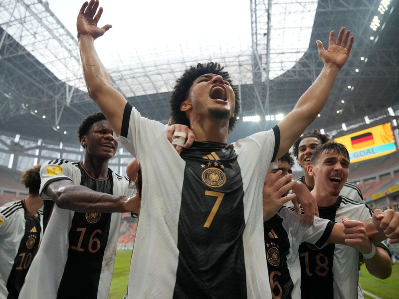 Paris Brunner (M) trifft mit dem deutschen U17-Team im WM-Halbfinale auf Argentinien. - Foto: Achmad Ibrahim/AP/dpa