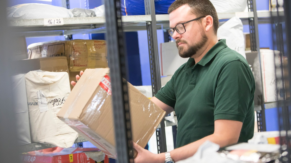 HZA-MD: Besonders zur Weihnachtszeit: Wie das Paket schnell und sicher durch den Zoll kommt / Neue IT-Anwendung erleichtert die Zollabfertigung von Paketsendungen - Foto: presseportal.de