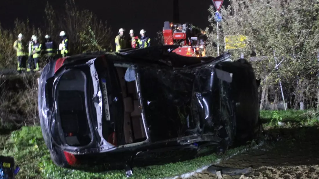 POL-AC: Alleinunfall im Kreisverkehr - Autofahrer erleidet schwerste Verletzungen - Bild: presseportal.de