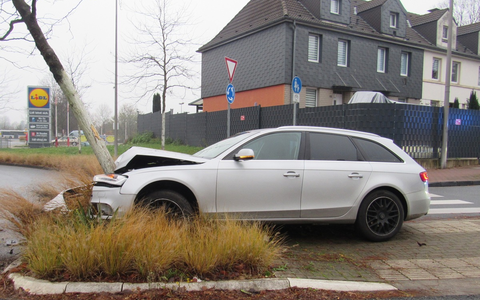 POL-ME: Alkoholisierter 34-Jähriger fährt über Verkehrsinsel und flieht - Mettmann - 2311094 - Foto: presseportal.de