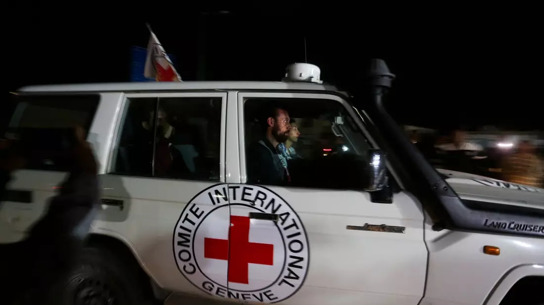 Ein Wagen des Roten Kreuzes mit israelischen Geiseln auf dem Weg vom Gazastreifen nach Ägypten. - Bild: Hatem Ali/AP/dpa