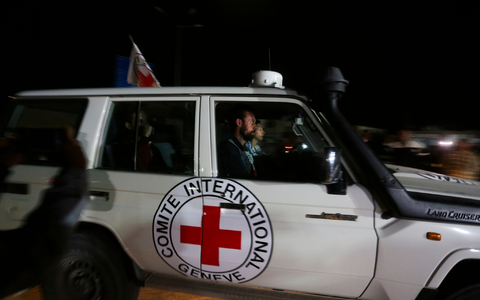 Ein Wagen des Roten Kreuzes mit israelischen Geiseln auf dem Weg vom Gazastreifen nach Ägypten. - Foto: Hatem Ali/AP/dpa