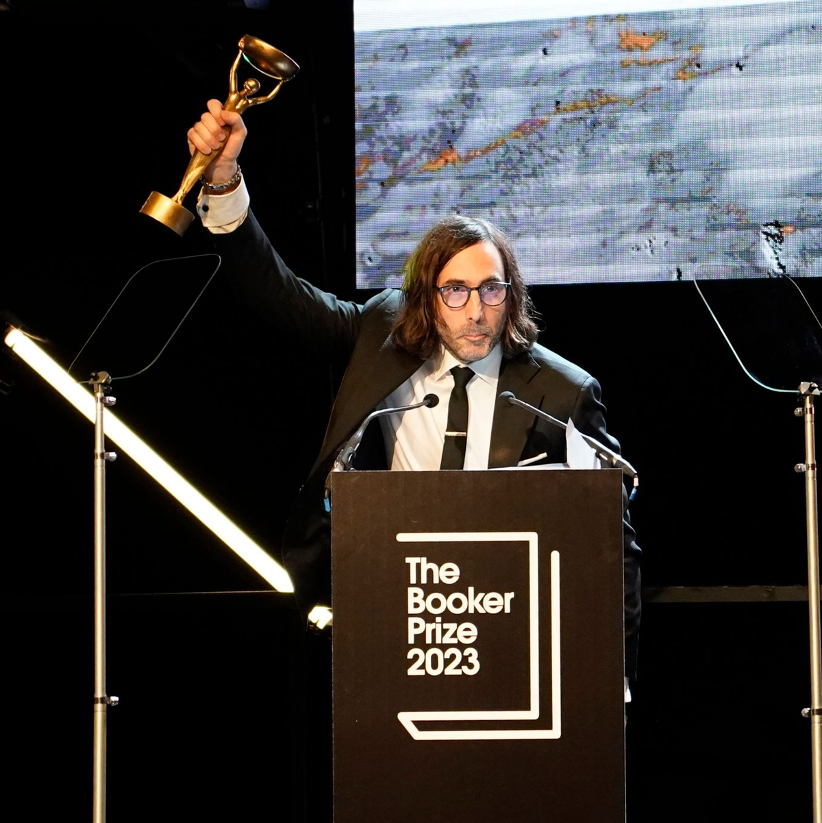 Paul Lynch, Gewinner des Booker Prize 2023, feiert kurz nach der Bekanntgabe auf der Bühne  in London. - Foto: Alberto Pezzali/AP/dpa