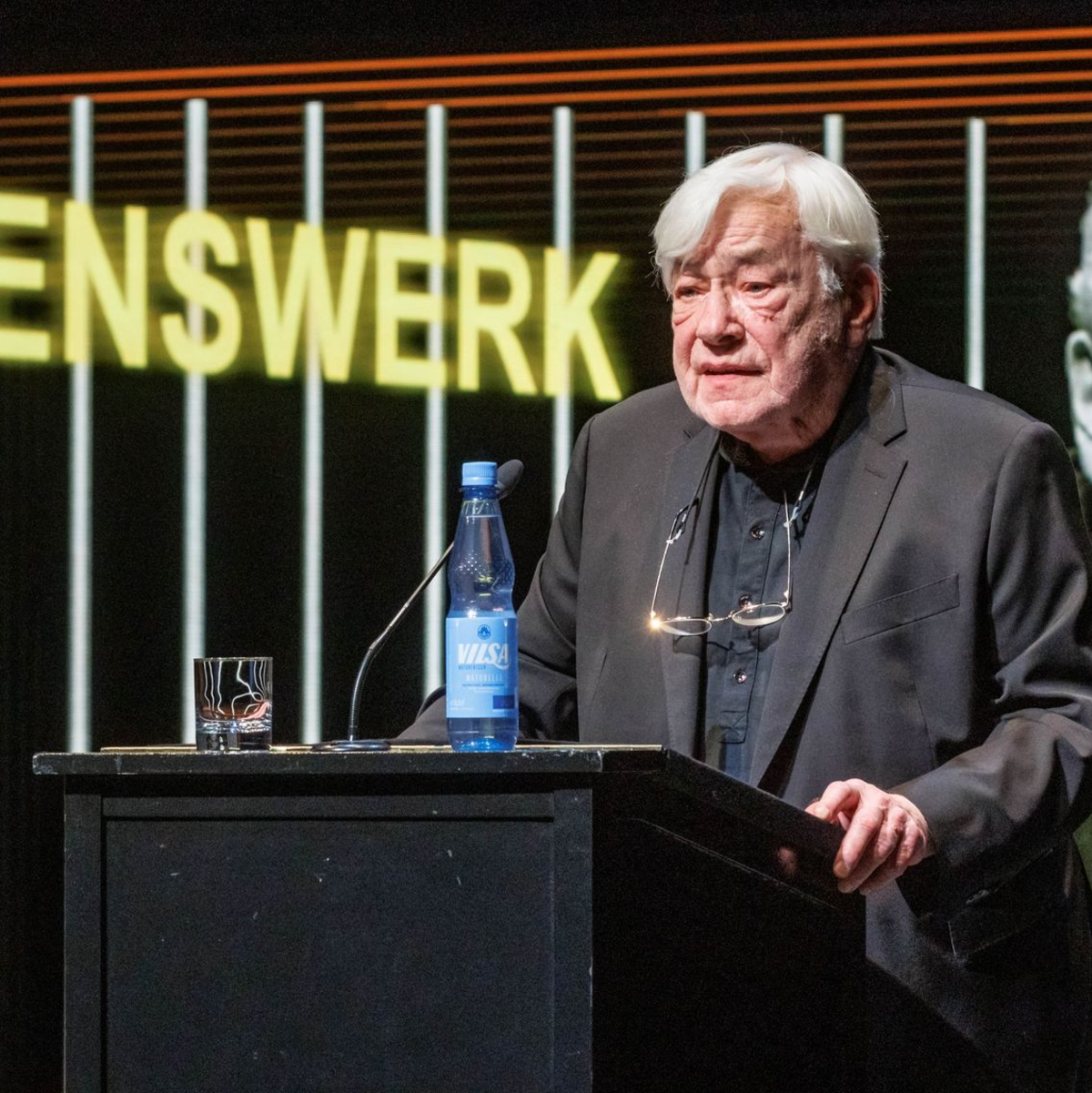 Der Dramaturg Klaus Zehelein hält seine Dankesrede. Er wurde in Hamburg für sein Lebenswerk ausgezeichnet. - Foto: Markus Scholz/dpa