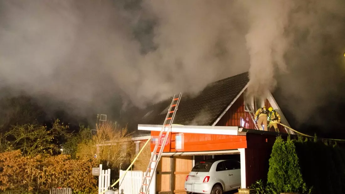 FW-RD: Dachstuhlbrand beschäftigt Feuerwehren in Melsdorf - Zugverkehr behindert - Bild: presseportal.de