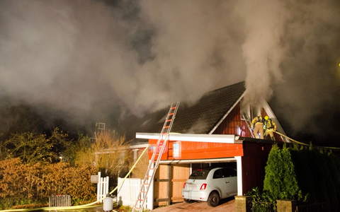 FW-RD: Dachstuhlbrand beschäftigt Feuerwehren in Melsdorf - Zugverkehr behindert - Foto: presseportal.de