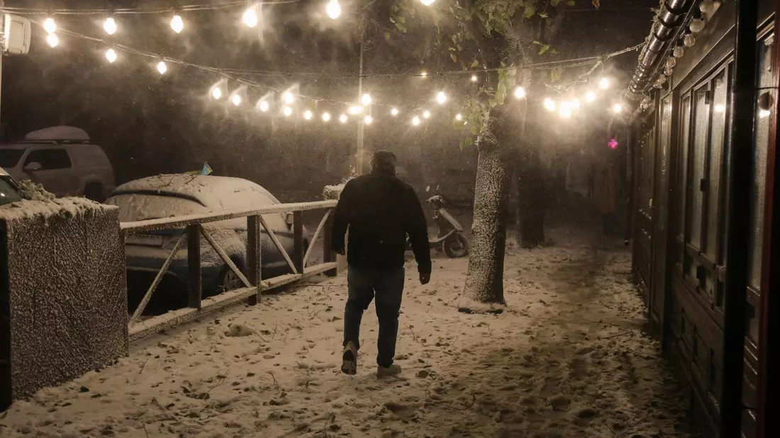Ein Mann geht in einem starken Schneesturm durch die Sadovaya-Straße. Meteorologen in Odessa gehen davon aus, dass der derzeitige Schneefall der stärkste der letzten fünf Jahre ist und das Ausmaß des Schneesturms von 2009 übertroffen hat, als die Stadt völlig lahmgelegt war. - Bild: Viacheslav Onyshchenko/SOPA Images via ZUMA Press Wire/dpa
