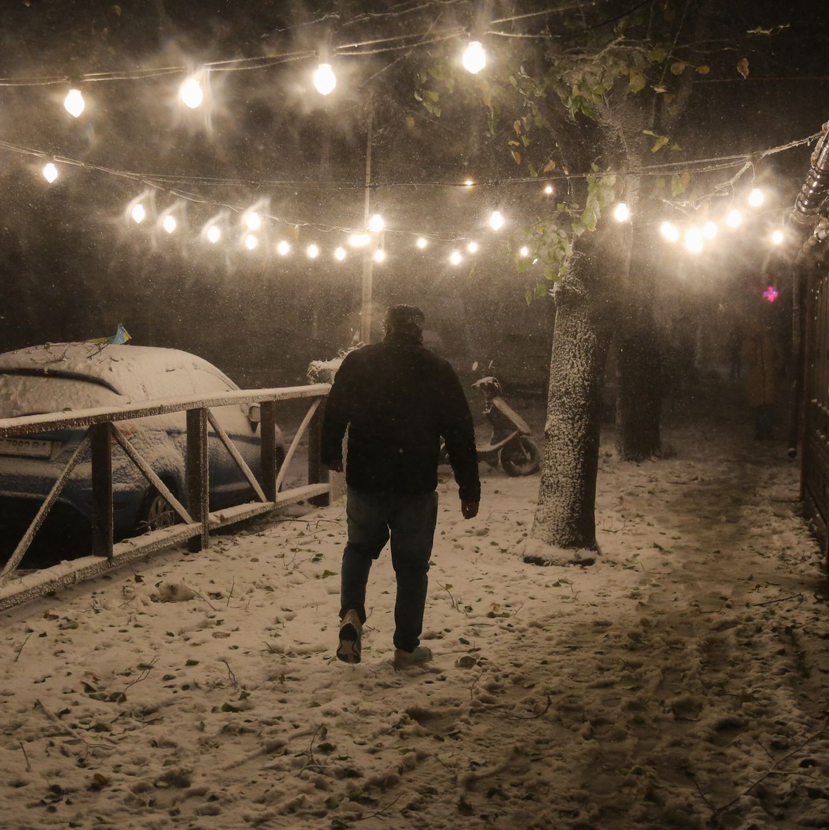 Ein Mann geht in einem starken Schneesturm durch die Sadovaya-Straße. Meteorologen in Odessa gehen davon aus, dass der derzeitige Schneefall der stärkste der letzten fünf Jahre ist und das Ausmaß des Schneesturms von 2009 übertroffen hat, als die Stadt völlig lahmgelegt war. - Foto: Viacheslav Onyshchenko/SOPA Images via ZUMA Press Wire/dpa