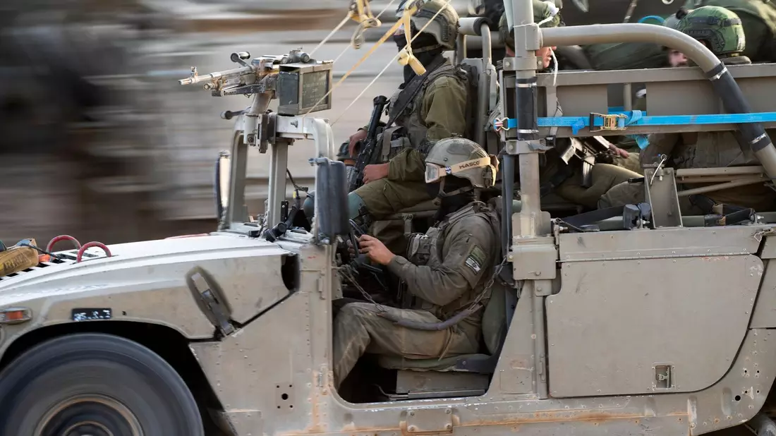 Soldaten der israelischen Armee nahe der Grenze zum Gazastreifen. - Bild: Victor R. Caivano/AP/dpa