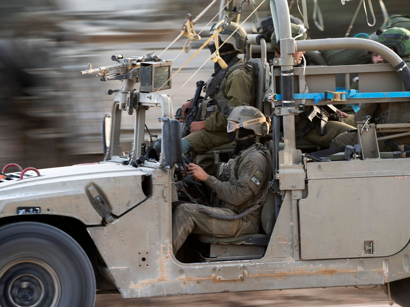 Soldaten der israelischen Armee nahe der Grenze zum Gazastreifen. - Foto: Victor R. Caivano/AP/dpa