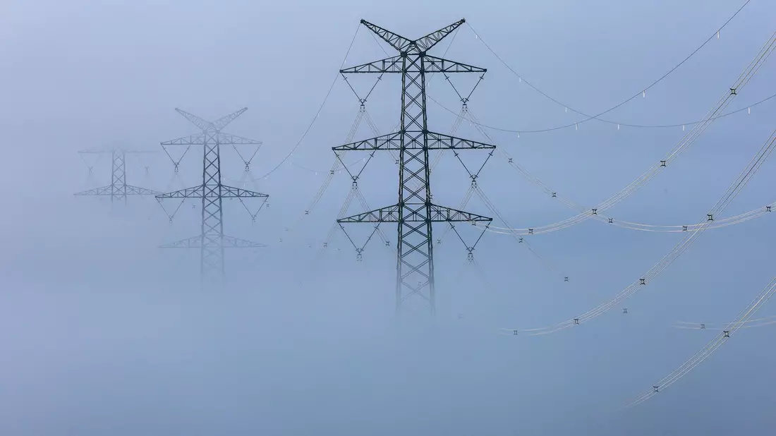 Bei einer Überlastung des Netzes können Netzbetreiber in Zukunft den Strombezug beschränken. - Bild: Thomas Warnack/dpa
