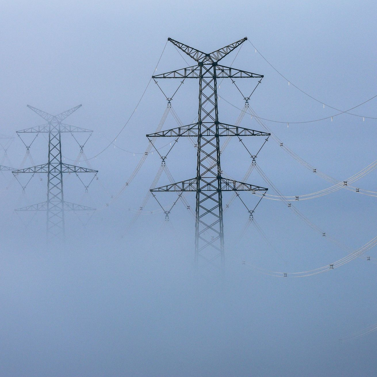 Bei einer Überlastung des Netzes können Netzbetreiber in Zukunft den Strombezug beschränken. - Foto: Thomas Warnack/dpa