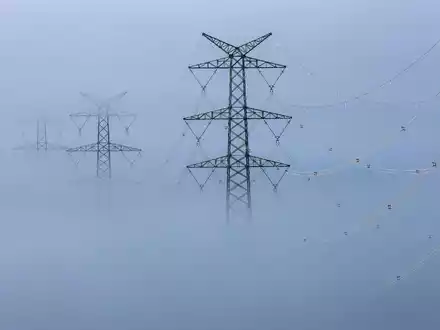 Bei einer Überlastung des Netzes können Netzbetreiber in Zukunft den Strombezug beschränken. - Foto: Thomas Warnack/dpa