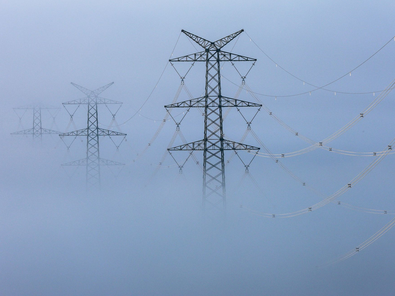 Bei einer Überlastung des Netzes können Netzbetreiber in Zukunft den Strombezug beschränken. - Foto: Thomas Warnack/dpa