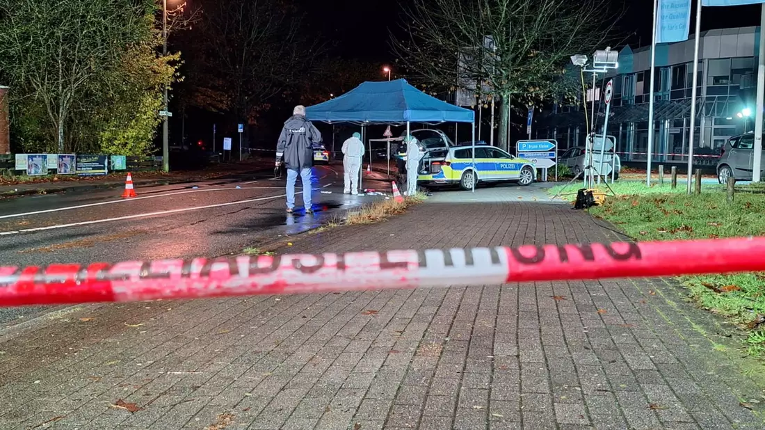 Polizisten untersuchen den Tatort. - Bild: Nord-West-Media TV/dpa