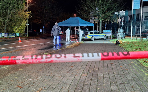 Polizisten untersuchen den Tatort. - Foto: Nord-West-Media TV/dpa