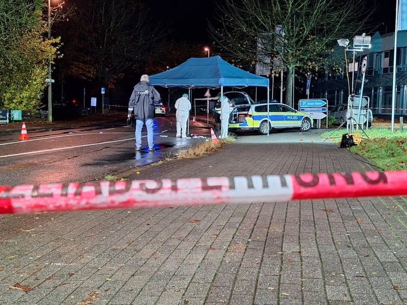 Polizisten untersuchen den Tatort. - Foto: Nord-West-Media TV/dpa