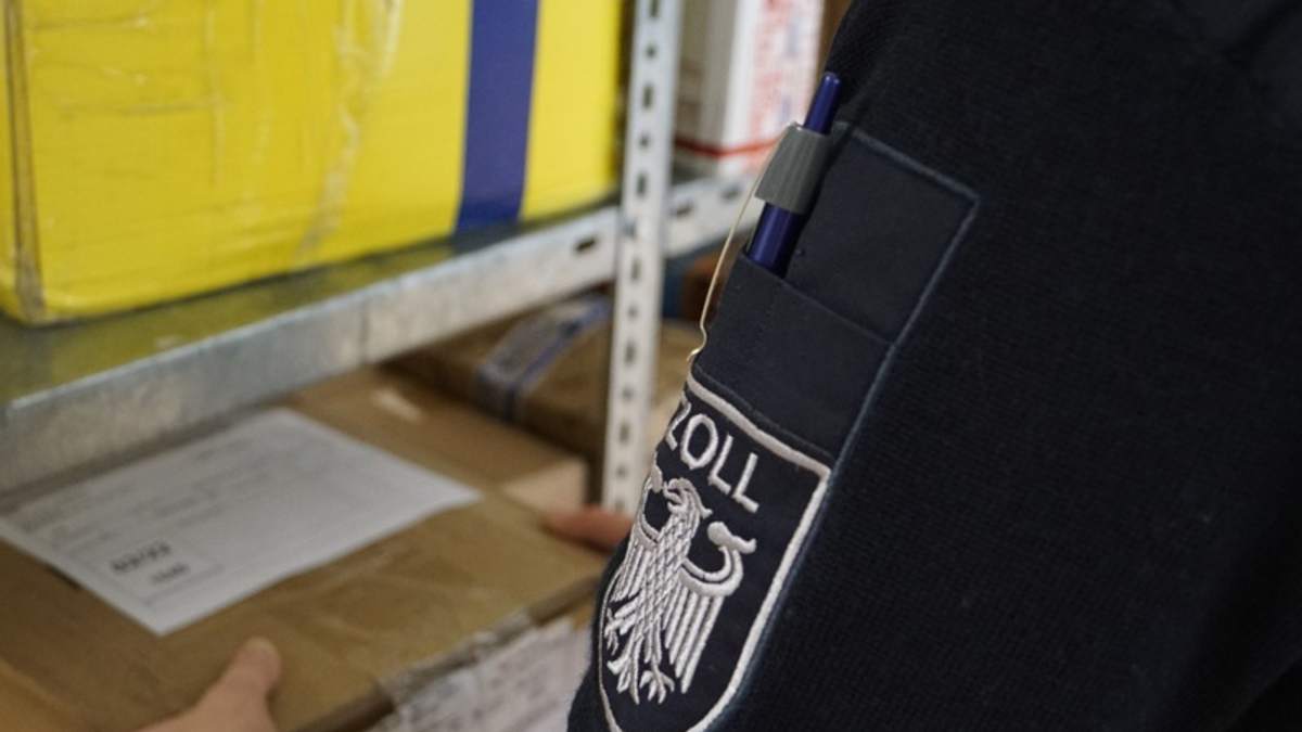 HZA-A: Besonders zur Weihnachtszeit: Wie das Paket schnell und sicher durch den Zoll kommt Neue IT-Anwendung erleichtert die Zollabfertigung von Paketsendungen - Foto: presseportal.de
