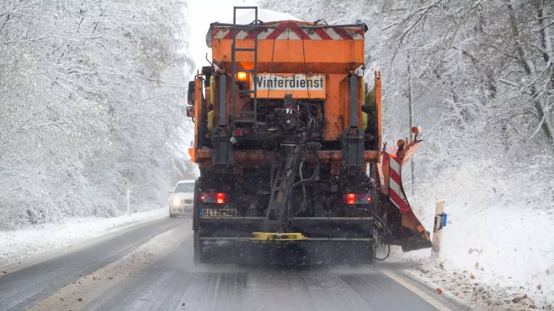 In Rheinland-Pfalz hat es am Montagmorgen bis in die Niederungen geschneit. - Bild: Harald Tittel/dpa