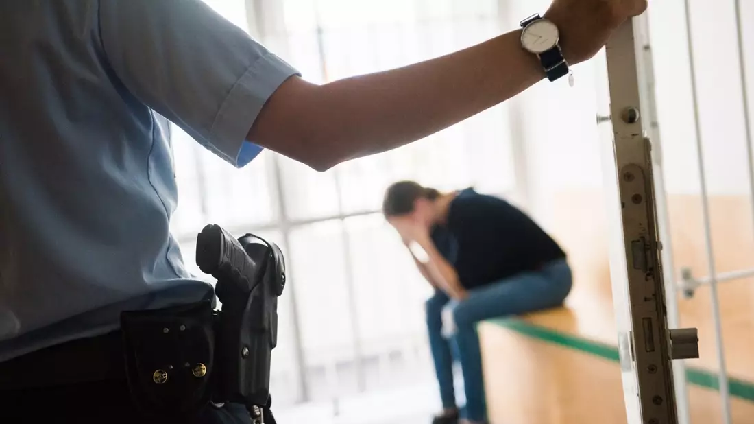 Bundespolizeidirektion München: Vergangenes Drogenproblem holt Frau am Flughafen München ein - 18.000 Euro werden fällig - Bild: presseportal.de