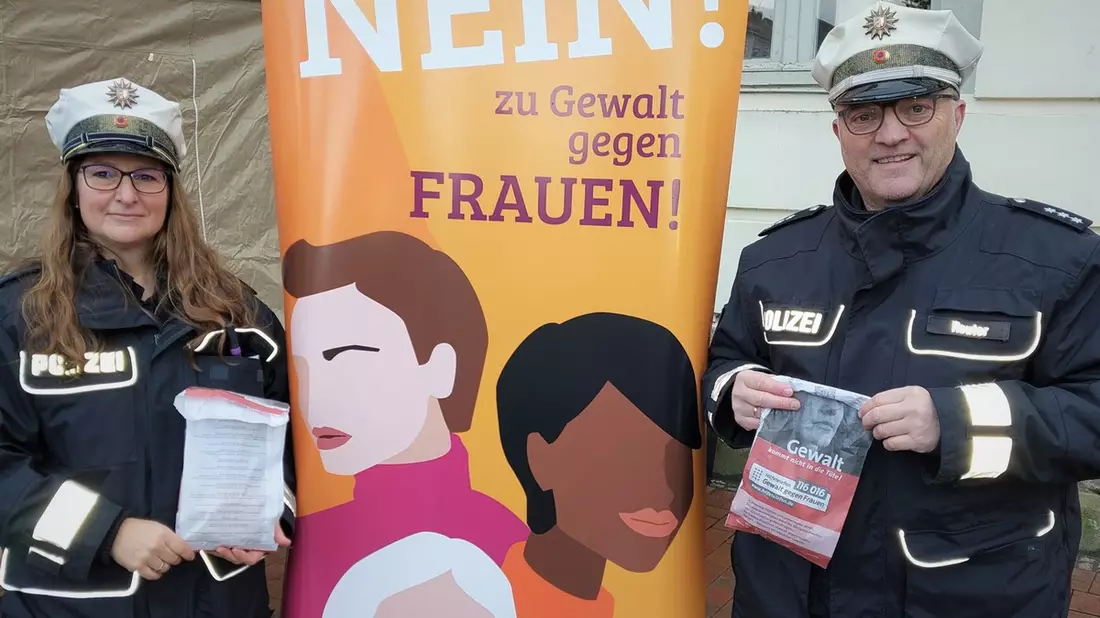 POL-HL: OH-Fehmarn, Neustadt i.H., Eutin / Orange Days - die Polizei beteiligt sich und setzt mit der Brötchentütenaktion ein Zeichen gegen Gewalt an Frauen - Bild: presseportal.de
