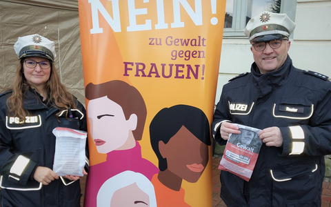 POL-HL: OH-Fehmarn, Neustadt i.H., Eutin / Orange Days - die Polizei beteiligt sich und setzt mit der Brötchentütenaktion ein Zeichen gegen Gewalt an Frauen - Foto: presseportal.de POL-HL: OH-Fehmarn, Neustadt i.H., Eutin / Orange Days - die Polizei beteiligt sich und setzt mit der Brötchentütenaktion ein Zeichen gegen Gewalt an Frauen - Foto: presseportal.de