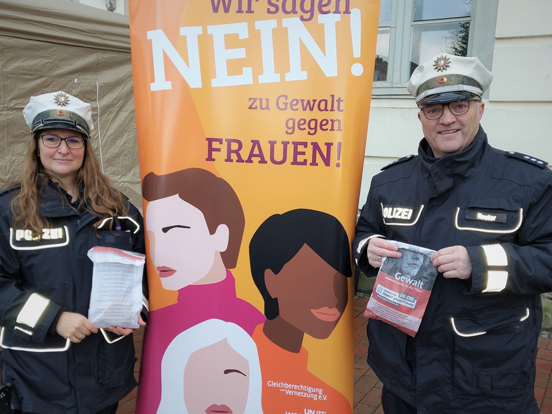 POL-HL: OH-Fehmarn, Neustadt i.H., Eutin / Orange Days - die Polizei beteiligt sich und setzt mit der Brötchentütenaktion ein Zeichen gegen Gewalt an Frauen - Foto: presseportal.de