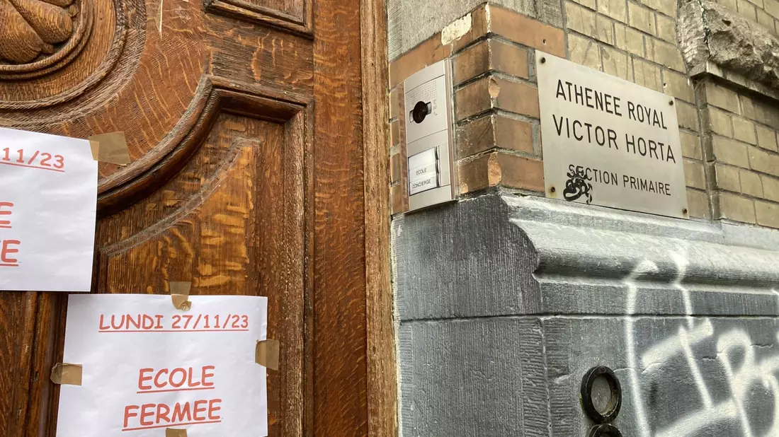 Zettel kleben an der Eingangstür der Athenee-Royal-Victor-Horta-Schule in Brüssel, um Schüler und Eltern zu informieren, dass die Schule geschlossen ist. - Bild: Lou Lampaert/Belga/dpa