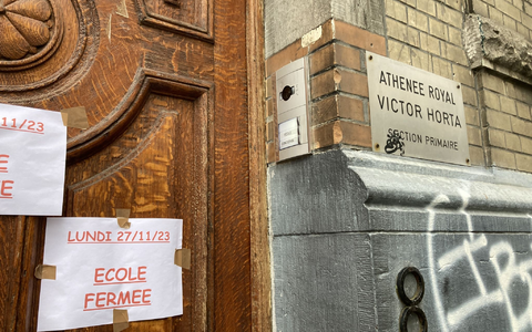 Zettel kleben an der Eingangstür der Athenee-Royal-Victor-Horta-Schule in Brüssel, um Schüler und Eltern zu informieren, dass die Schule geschlossen ist. - Foto: Lou Lampaert/Belga/dpa