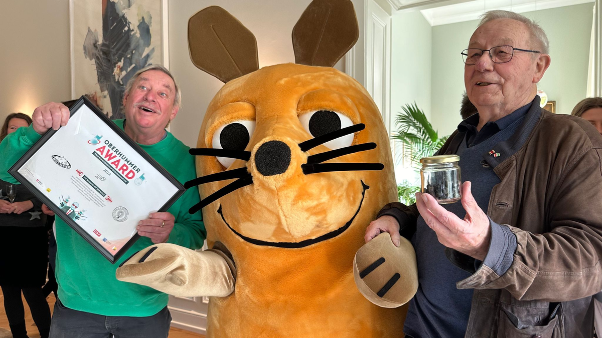 Christoph Biemann (l) und Armin Maiwald mit der Maus aus der «Sendung mit der Maus» bei der Verleihung des Heinz-Oberhummer-Awards in Wien. - Foto: Matthias Röder/dpa