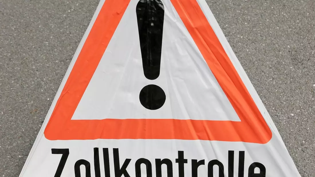 HZA-DU: Knapp zwei Kilogramm Drogen in der Unterwäsche und im Auto versteckt - Vorläufige Festnahme - Bild: presseportal.de