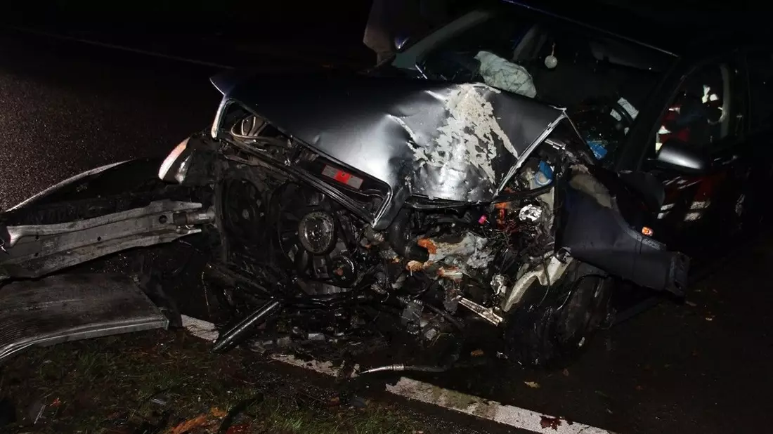 POL-MI: Audi prallt gegen Baum: 21-Jähriger verletzt - Bild: presseportal.de
