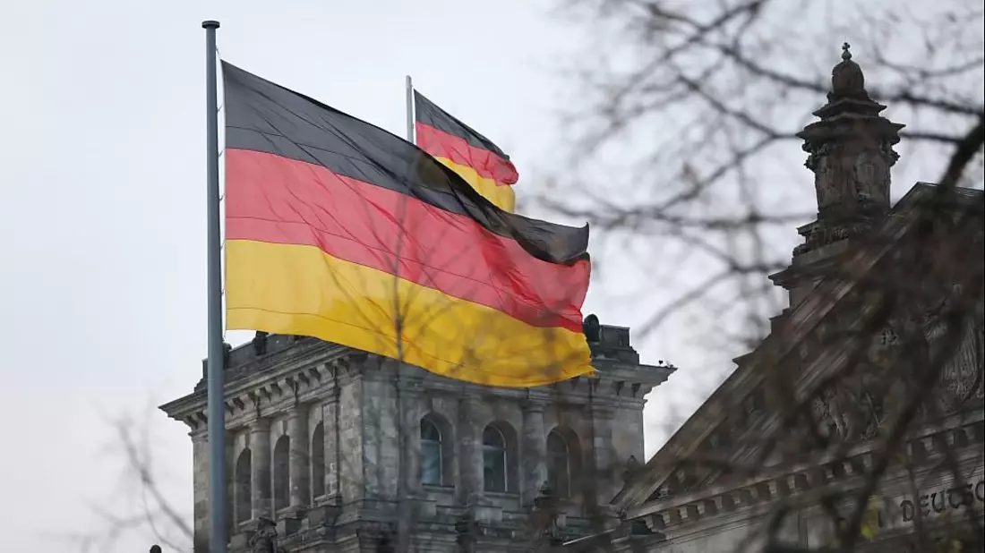Deutsche Fahne vor Bundestag (Archiv) - Bild: über dts Nachrichtenagentur