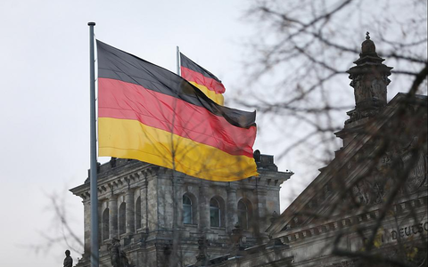 Deutsche Fahne vor Bundestag (Archiv) - Foto: über dts Nachrichtenagentur