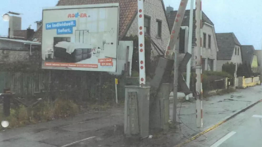 POL-CUX: Verkehrsunfallflucht am Bahnübergang in der Papenstraße in Cuxhaven - Bild: presseportal.de
