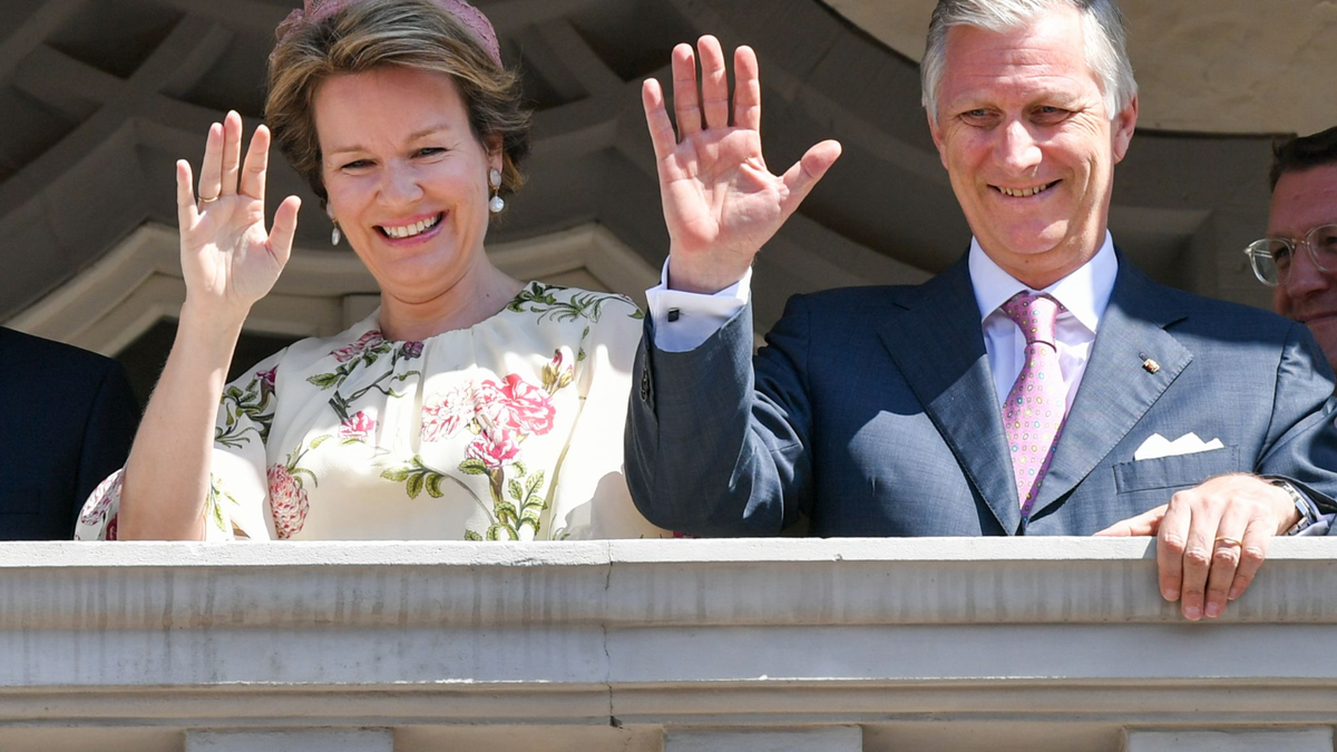 Das belgische Königspaar König Philippe und Königin Mathilde winken bei einem Besuch der Lutherstadt vom Balkon des Rathauses. - Foto: Jens Kalaene/dpa-Zentralbild/ZB