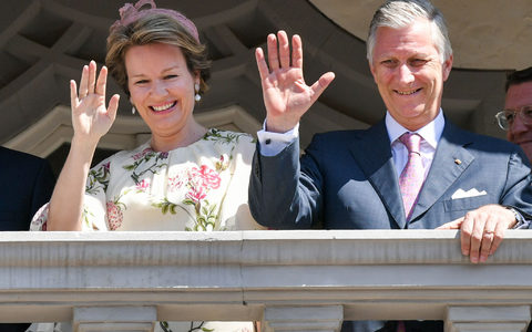 Das belgische Königspaar König Philippe und Königin Mathilde winken bei einem Besuch der Lutherstadt vom Balkon des Rathauses. - Foto: Jens Kalaene/dpa-Zentralbild/ZB