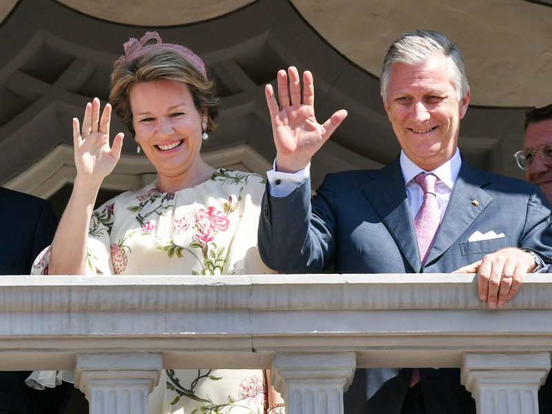 Das belgische Königspaar König Philippe und Königin Mathilde winken bei einem Besuch der Lutherstadt vom Balkon des Rathauses. - Foto: Jens Kalaene/dpa-Zentralbild/ZB