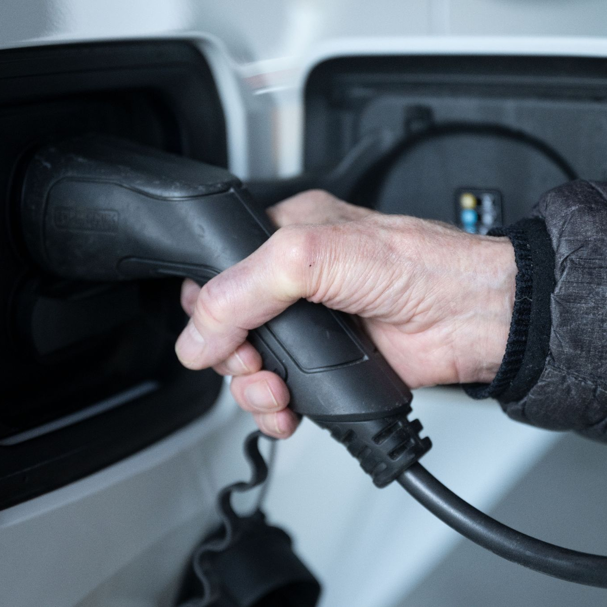 Stromnetzbetreiber dürfen künftig nach festen Regeln den Strombezug von neu eingebauten, steuerbaren Wärmepumpen, E-Auto-Ladestationen oder Klimaanlagen zeitweise einschränken, wenn eine Überlastung des Stromnetzes droht. - Foto: Marijan Murat/dpa